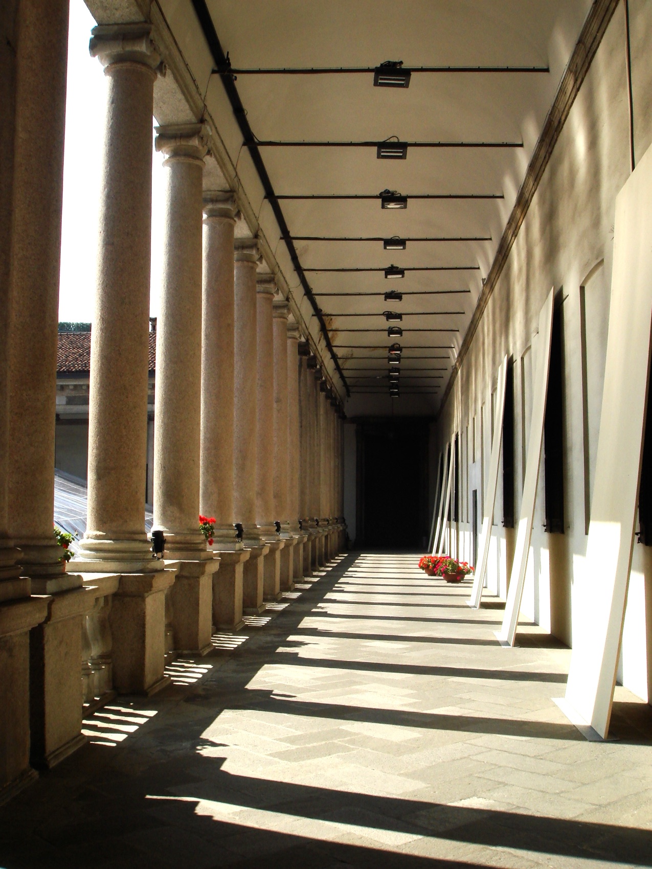Loggiato di un palazzo storico italiano in controluce